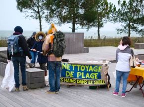 Les Mains dans le sable - Ramassage des déchets sur la Grande Plage de Carnac