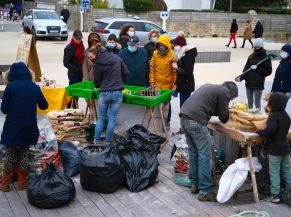 Les Mains dans le sable - Ramassage des déchets sur la Grande Plage de Carnac