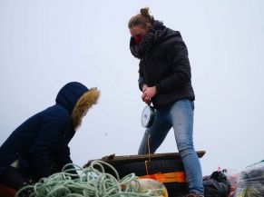 Les Mains dans le sable - Ramassage des déchets sur la Grande Plage de Carnac