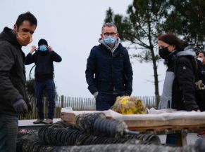 Les Mains dans le sable - Ramassage des déchets sur la Grande Plage de Carnac