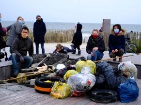 Les Mains dans le sable - Ramassage des déchets sur la Grande Plage de Carnac