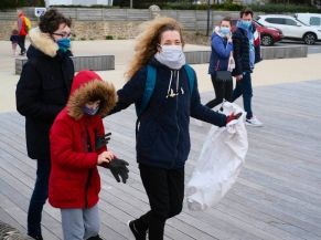 Les Mains dans le sable - Ramassage des déchets sur la Grande Plage de Carnac