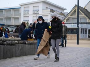 Les Mains dans le sable - Ramassage des déchets sur la Grande Plage de Carnac