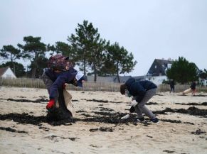 Les Mains dans le sable - Ramassage des déchets sur la Grande Plage de Carnac