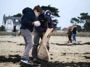 Les Mains dans le sable - Ramassage des déchets sur la Grande Plage de Carnac