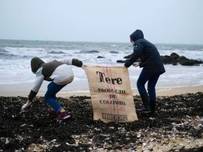 Les Mains dans le sable - Ramassage des déchets sur la Grande Plage de Carnac