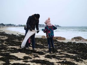 Les Mains dans le sable - Ramassage des déchets sur la Grande Plage de Carnac