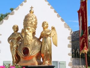 Buste de Saint-Cornély présenté aux fidèles lors de son Pardon
