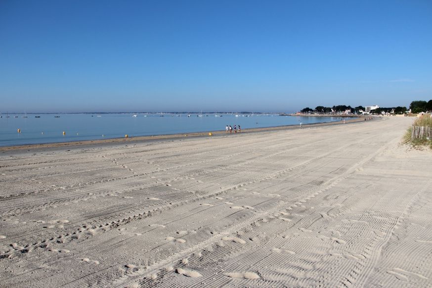 Grande-Plage de CARNAC criblée l’été